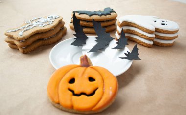 Cadılar Bayramı partisi, balkabaklı kurabiyeler, hayalet, yarasa kreması. Fırında el yapımı..