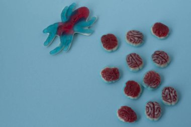 Renkli arkaplanda Cadılar Bayramı şekerlemeleri