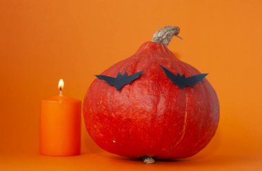 Renkli bir arkaplanda mumla bal kabağı