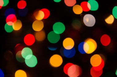 Siyah bir arka plan üzerinde renkli bokeh