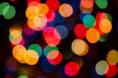 Siyah bir arka plan üzerinde renkli bokeh