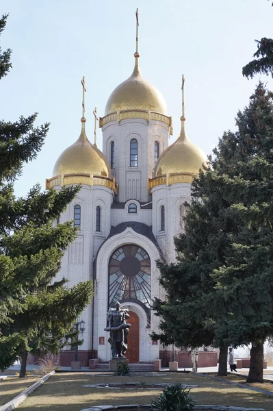 Mamayev Kurgan memorial kompleksi kilise altın kubbe ile.