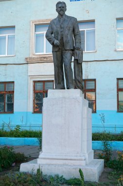 Anma plak ve afiş-afiş ortaokul 3 binanın cephesinde.