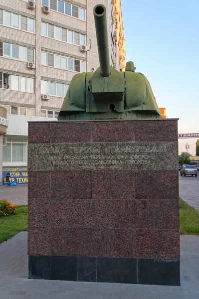 Le monument dans le village de "Spartanovka" - tourelle réservoir T-34 . — Photo