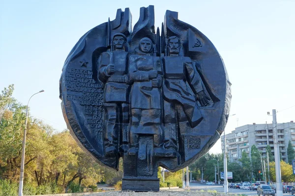 O monumento aos defensores da fábrica de tratores de Estalinegrado lado da frente . — Fotografia de Stock