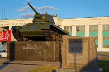 Anıtın üzerinde kare açı 45 T-34 tankı.