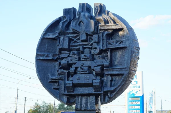 Le monument aux défenseurs de l'usine de tracteurs Stalingrad derrière . — Photo