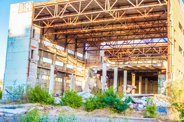 Yok edilmiş endüstriyel bina, tam yıkım için hazırlanıyor.