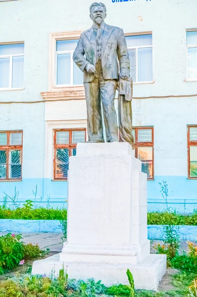 Placa memorial e banner-cartaz na fachada do edifício da escola secundária # 3 na cidade Volgograd distrito fábrica de tratores (EMM ). — Fotografia de Stock