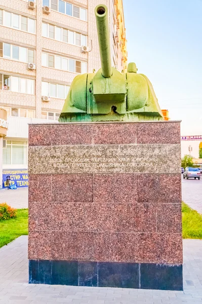 "Spartanovka"- 砲塔戦車 T-34 の村の記念碑. — ストック写真