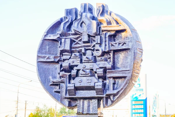 Monumentet till försvararna av Stalingrad traktor fabrik baksida. — Stockfoto