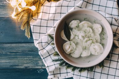 Lezzetli ev yapımı etli hamur köfteleri ya da ahşap masaya taze maydanoz serpiştirilmiş Rus pelmeni, kopya alanı, yukarıdan görüş.