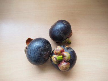 taze meyve mangosteen ahşap arka plan üzerinde