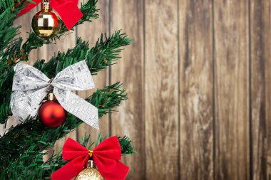 Süslemeleri ve kopyalama alanı olan Noel ağacı detayı.