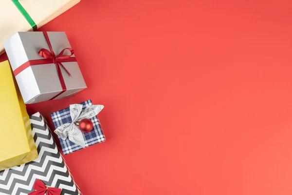Caixas Presente Bolas Natal Sobre Fundo Vermelho Com Espaço Cópia — Fotografia de Stock