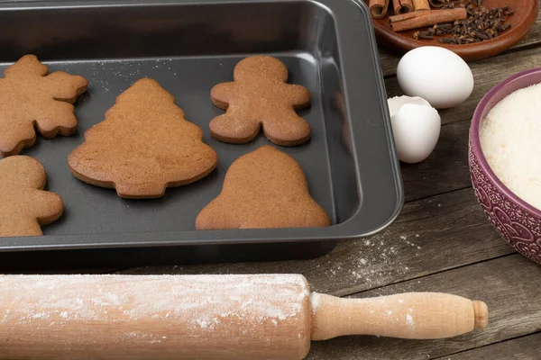 Pan Jengibre Tradicional Navidad Con Ingredientes Sobre Una Mesa Madera —  Fotos de Stock