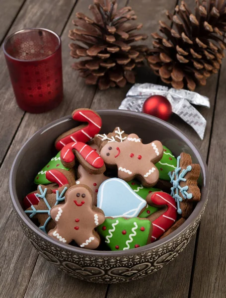 Traditionele Kerst Peperkoek Een Kom Boven Een Houten Tafel — Stockfoto