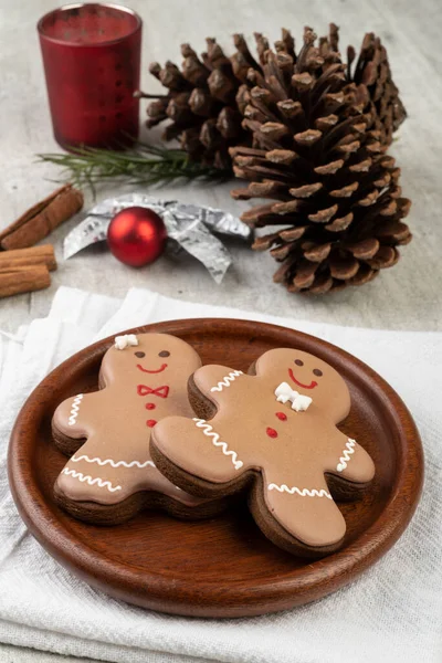 Tradiční Vánoční Perníkové Sušenky Dřevěném Talíři — Stock fotografie