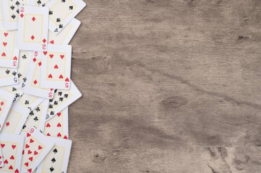 Kopya alanı ile tahta arkaplan üzerinde kart oynanıyor.