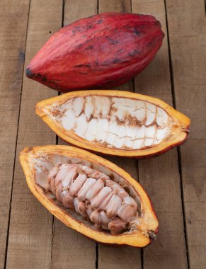 Tahta masadaki tohumları gösteren kırmızı kakaoyu aç.