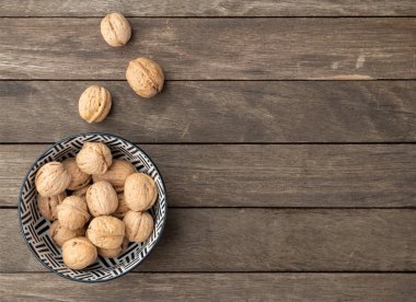 Fotokopi alanı olan ahşap bir masanın üzerinde cevizler.