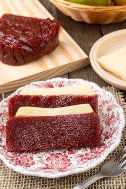 Çiftlik peynirli guava tatlısı. Tipik ev yapımı Brezilya tatlısı..