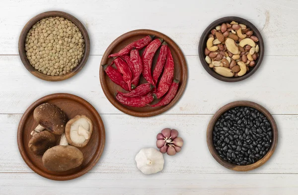Bohnen Nüsse Chilischoten Champignons Und Knoblauch Über Holztisch — Stockfoto