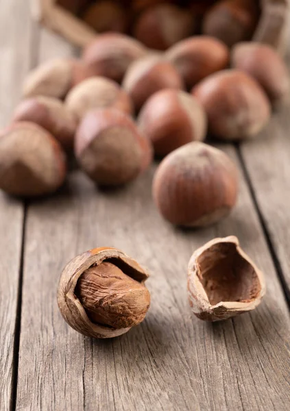 Gruppo Nocciole Fuoco Stretto Sopra Tavolo Legno — Foto Stock