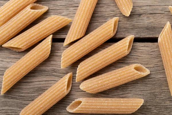 Gros Plan Pâtes Penne Blé Entier Sur Table Bois — Photo