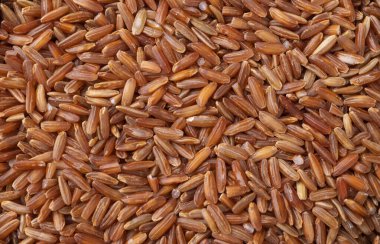 Yakın plan, tam tahıllı kırmızı pirinç manzaralı. Yemek arkaplanı.