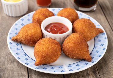 Tipik Brezilya çerezi. Ahşap bir tabakta..