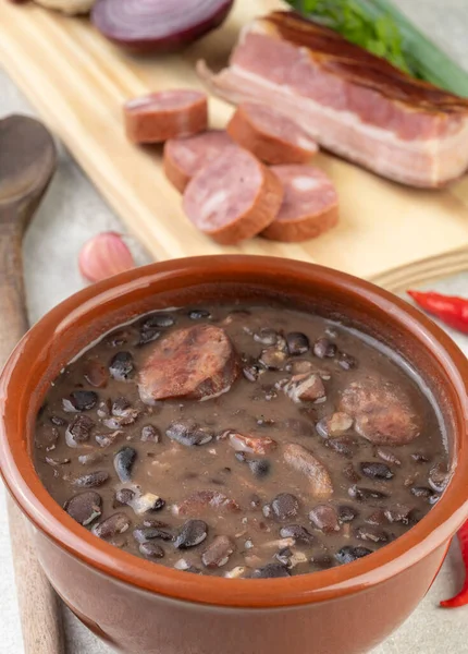 Feijoada Brasileira Tradicional Uma Tigela Com Ingredientes — Fotografia de Stock