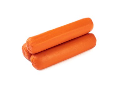 Beyaz arkaplanda izole edilmiş bir grup sosis.