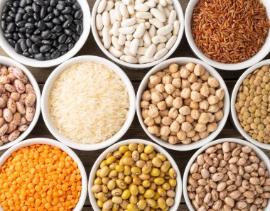 Beyaz kaselerde çeşitli fasulye ve tahıllar..