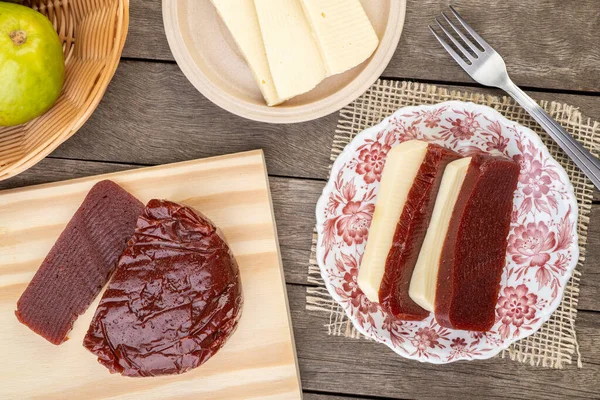 Çiftlik peynirli guava tatlısı. Tipik ev yapımı Brezilya tatlısı..