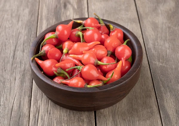 Faneca Pimenta Vermelha Uma Tigela Sobre Mesa Madeira — Fotografia de Stock