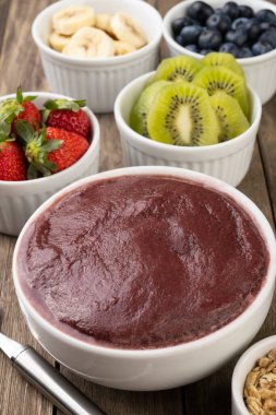 Brezilya 'nın tipik meyve ve müsli kabı ahşap arka planda..