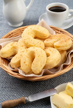 Chipas, tipik bir Güney Amerika peynirli çöreği, tereyağı ve kahveyle dolu bir sepet..