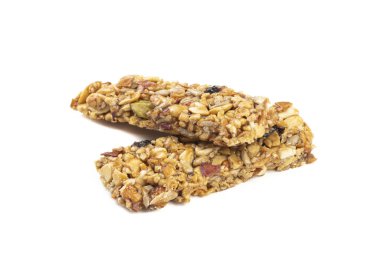 Beyaz arkaplanda izole edilmiş iki mısır gevreği çubuğu.