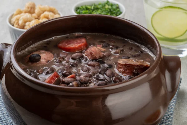 Lahana, çıtırtı ve caipirinha ile geleneksel Brezilya feijoada 'sı.