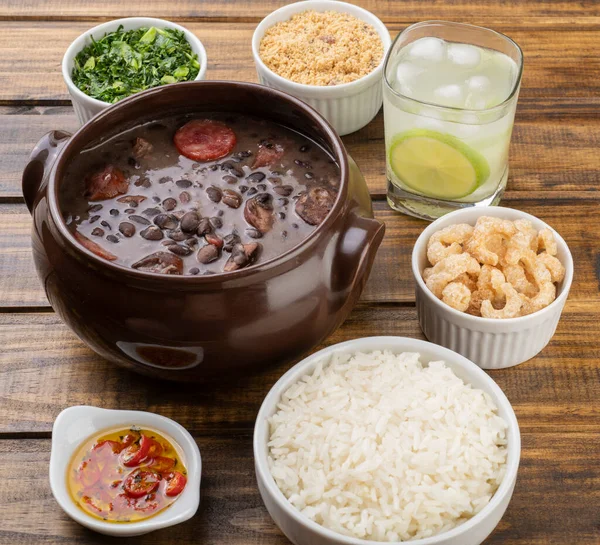 Lahana, pirinç, çatırtı, manyok unu ve caipirinha ile geleneksel Brezilya feijoadası..