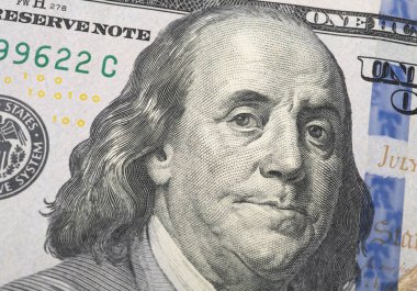 Benjamin Franklin 'i gösteren 100 dolarlık banknot..
