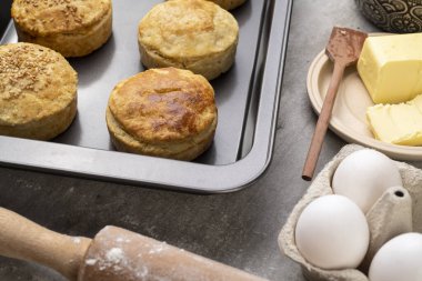 İçinde malzemeler olan ev yapımı turtalar..