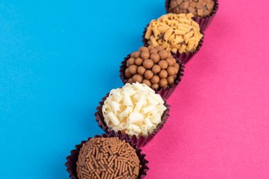 Tipik Brezilya tugayları. Renkli arkaplan üzerinde çeşitli tatlar ve metin için yer var..