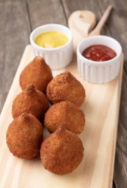 Tipik Brezilya usulü çerez hindiba ketçap ve hardallı tahta üzerinde..