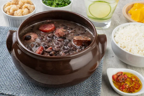 Feijoada Brasileira Tradicional Com Arroz Laranja Couve Crepitações Pimenta Caipirinha — Fotografia de Stock