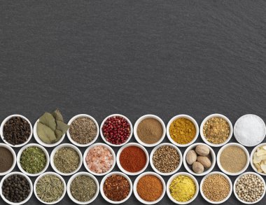 Taş zemin üzerinde fotokopi alanı olan çeşitli baharatlar ve otlar.