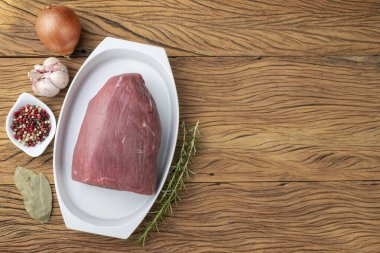 Çiğ göz yuvarlak et üzerine beyaz tabak üzerine baharatlar ve kopyalama alanı.