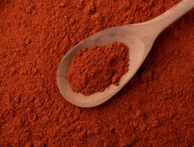 Tahta kaşıkta kırmızı biberli kırmızı biberin yakın çekimi..