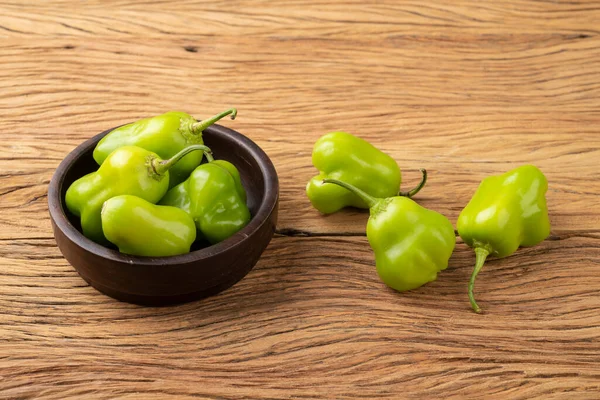 Pimenta Cambuci Verde Ingrediente Cozinha Brasileira Uma Tigela Sobre Mesa — Fotografia de Stock